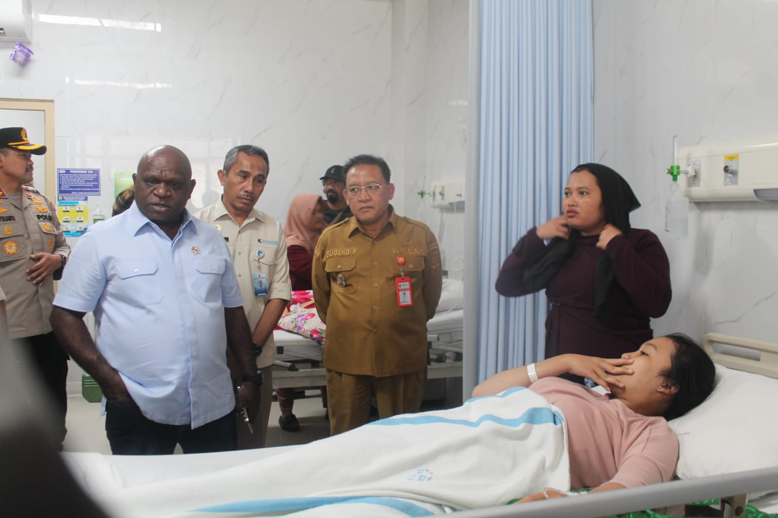 MENJENGUK: Menteri HAM RI Natalius Pigai saat menjenguk korban diduga keracunan MBG yang dirawat di RSUD dr Soedjati Purwodadi, Selasa (13/1).