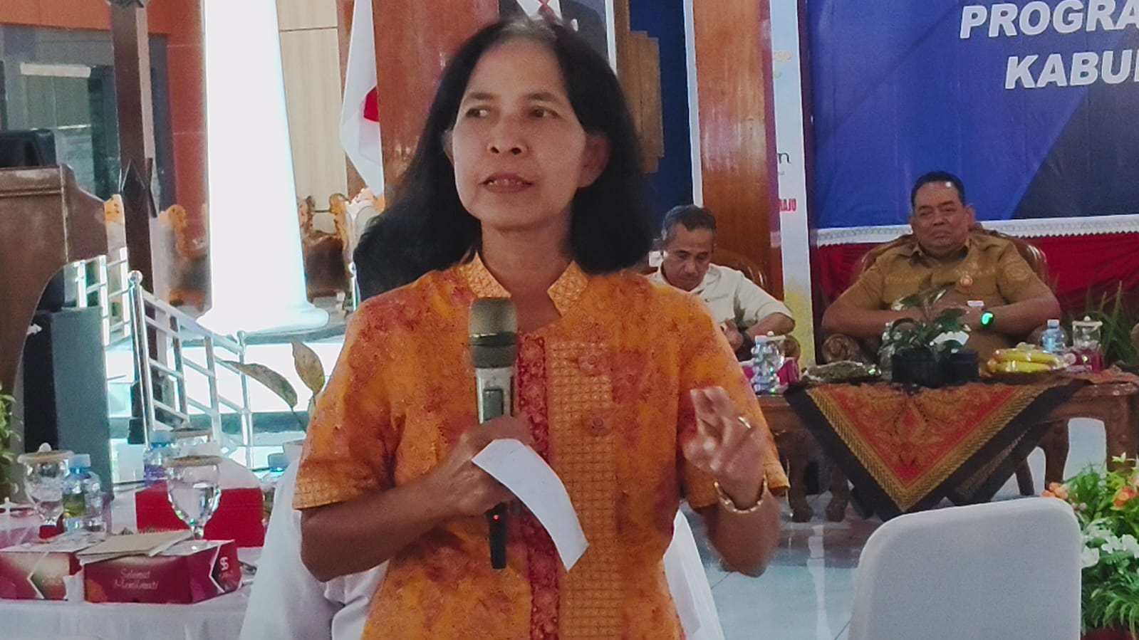 BERIKAN KETERANGAN &ndash; Ketua Tim Investigasi Independen BGN Karimah Muhamad saat memberikan keterangan kepada Kepala SPPG se Kabupaten Grobogan di Pendopo Kabupaten, Selasa (13/1).