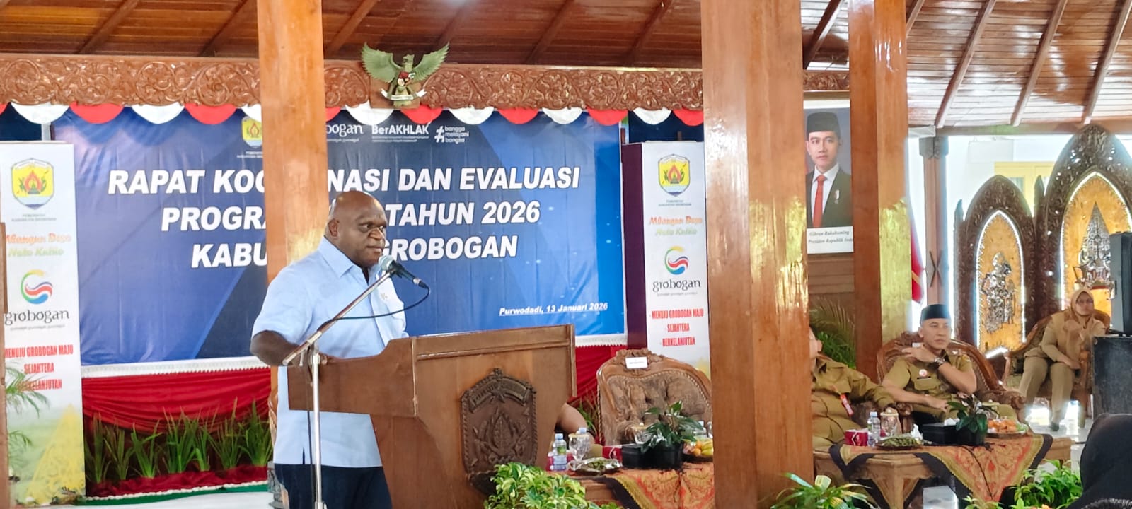 BERIKAN ARAHAN &ndash; Menteri HAM RI Natalius Pigai memberikan arahan sambutan kepada kepala SPPG se Kabupaten Grobogan di Pendopo Kabupaten, Selasa (13/1).
