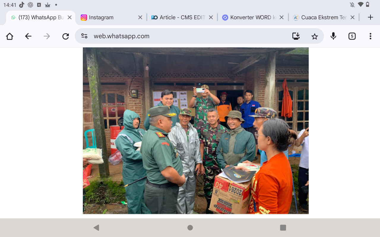 PEDULI: Danrem Makutarama meninjau lokasi bencana tanah longsor di Desa Damarwulan, Kecamatan Keling, Senin (12/1/2026).