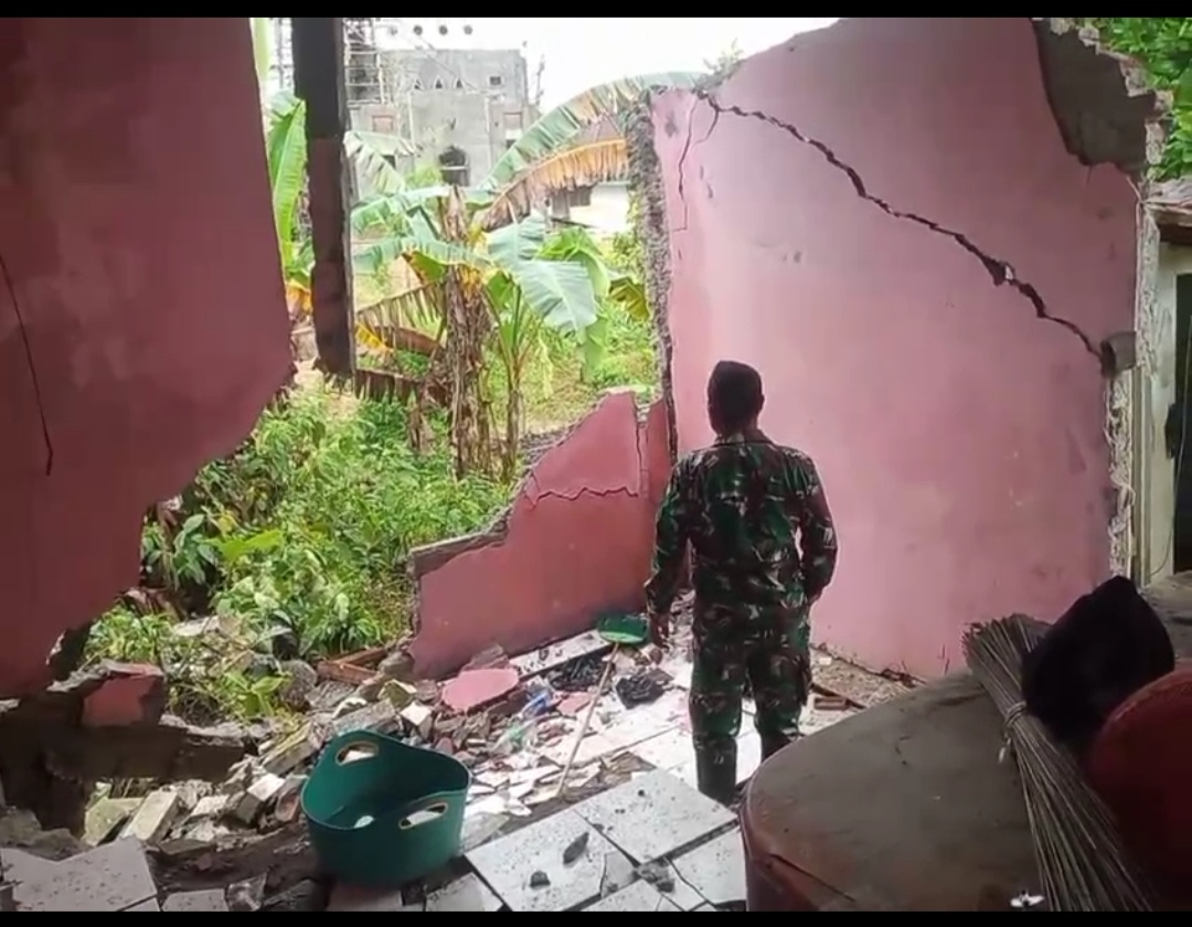 CEK BENCANA: Koramil Bulu mengecek kondisi bangunan rumah milik Murtaji yang longsor.