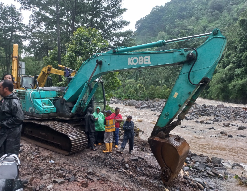 TERHENTI: Alat berat masih belum dapat membuat pijakan untuk mengalihkan arus Sungai Gelis pada Selasa (13/1).