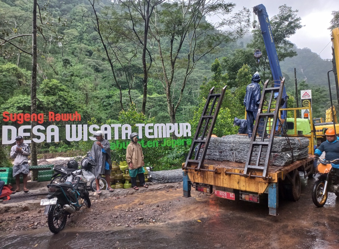 SIAP: Bronjong untuk penanganan jalan putus di Kaliombo telah datang pada Selasa (13/1).
