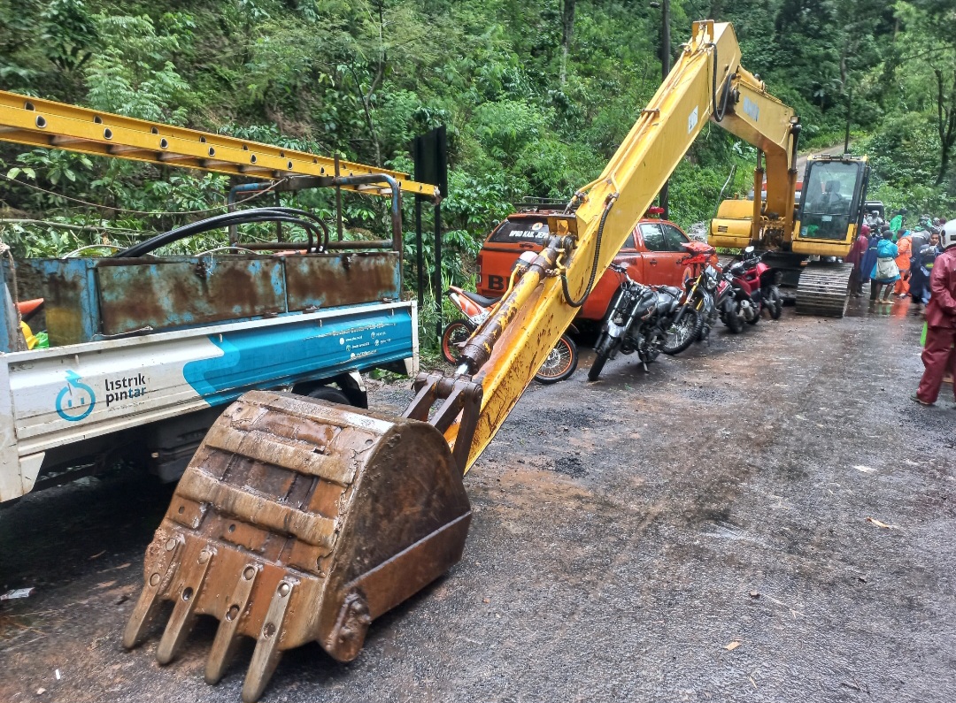 GAGAH: Ekskavator long arm telah sampai pada Selasa (13/1), siap beroperasi di Kaliombo, jalan menuju Desa Tempur yang putus.