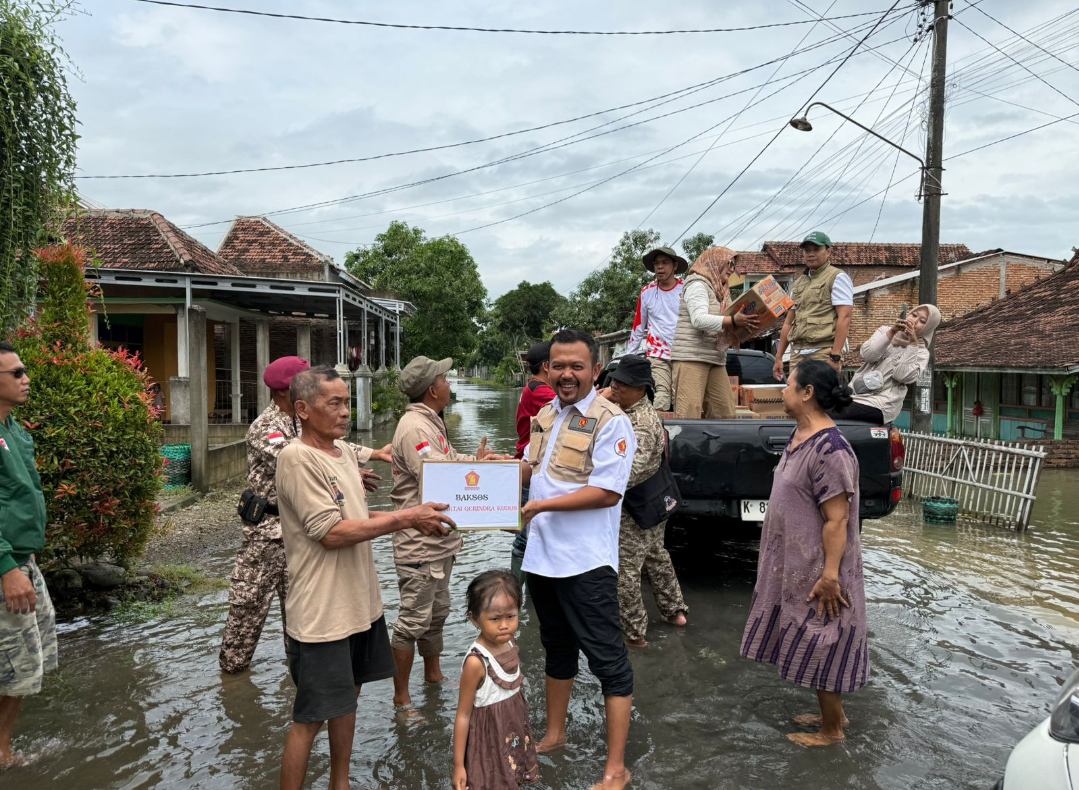 PEDULI: DPC Gerindra Kudus turun langsung memberikan bantuan kepada masyarakat desa yang terdampak banjir, Selasa (13/1). (DPC GERINDRA KUDUS UNTUK RADAR KUDUS)