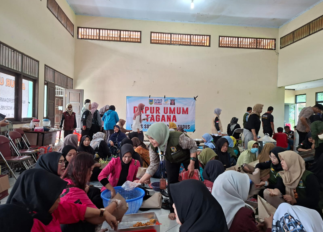 SIAPKAN: Petugas dapur umum Desa Ngembalrejo menyiapkan makanan untuk sejumlah warga terdampak desa setempat, Selasa(13/1). (ANDIKA TRISNA SAPUTRA/RADAR KUDUS)