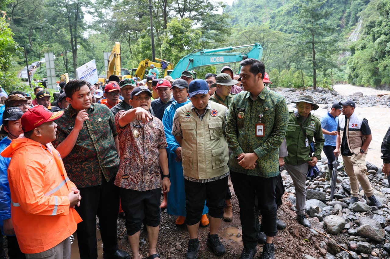 Gubernur Jawa Tengah Ahmad Luthfi dan Wakil Gubernur Taj Yasin memantau penanganan bencana longsor di Desa Tempur, Kecamatan Keling, Kabupaten Jepara