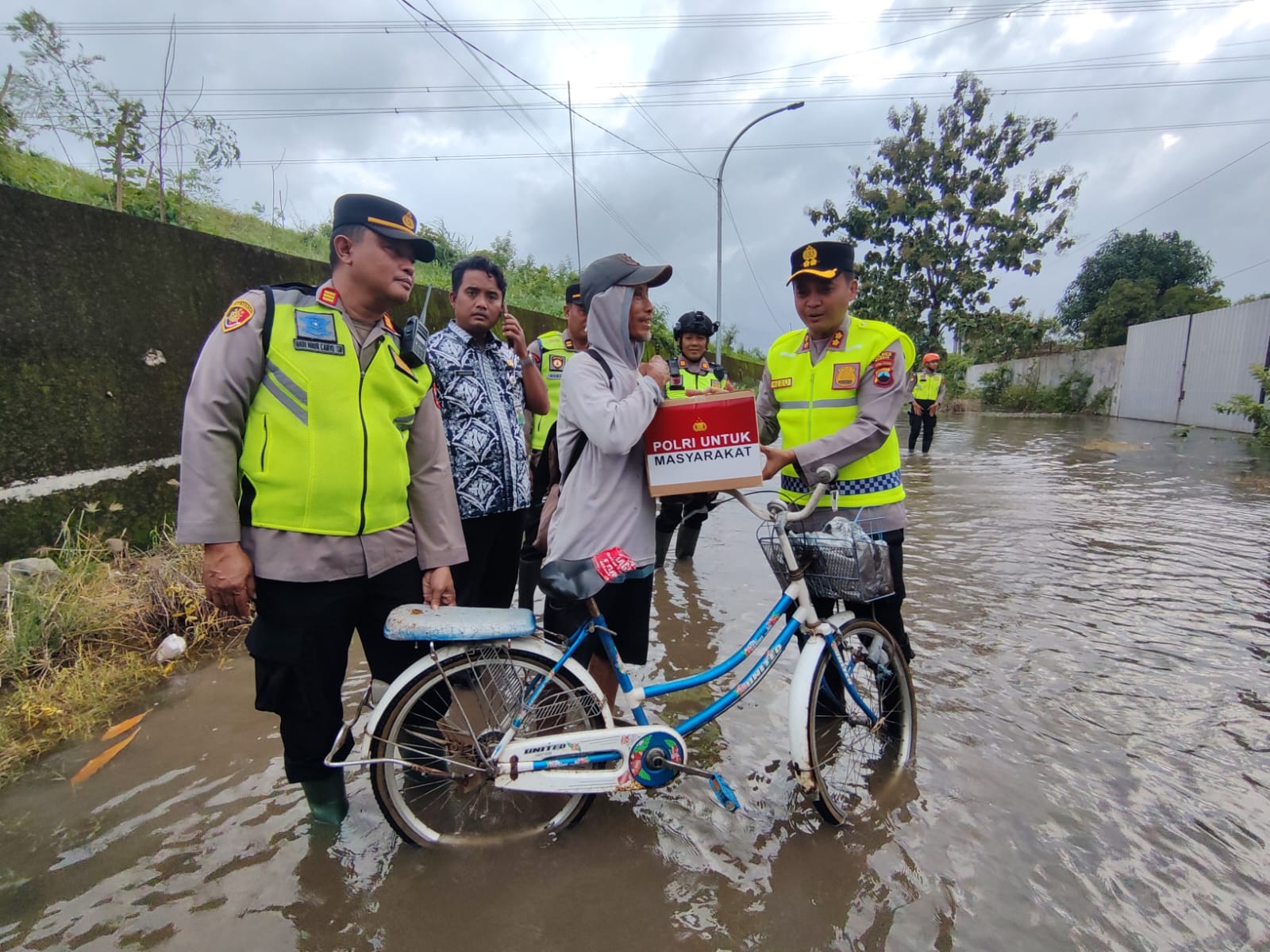 BANTU: Kapolres Kudus AKBP Heru Dwi Purnomo menyalurkan bantuan kepada warga terdampak banjir.