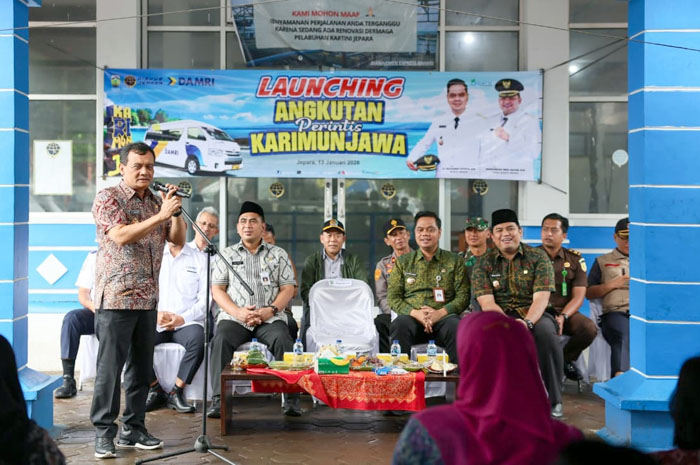 Gubernur Jawa Tengah Ahmad Luthfi&nbsp;meresmikan&nbsp;operasional angkutan perintis Bus DAMRI Karimunjawa.