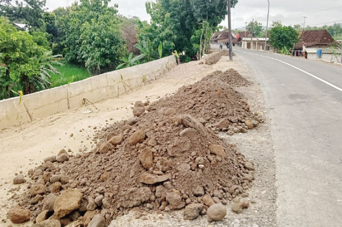 GERCEP: Pihak pelaksana proyek Jalan Sulang-Krikilan bergerak cepat melakukan pemadatan ulang setelah talud jalan ambles karena digerus hujan.