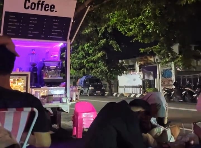 Suasana anak muda menikmati kopi starling di pinggir jalan kawasan Kota Kudus pada malam hari.