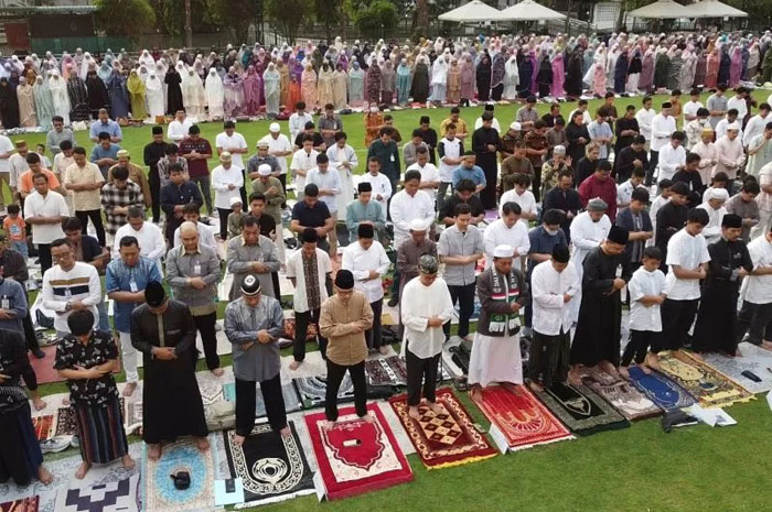 Ilustrasi umat muslim saat sholat.