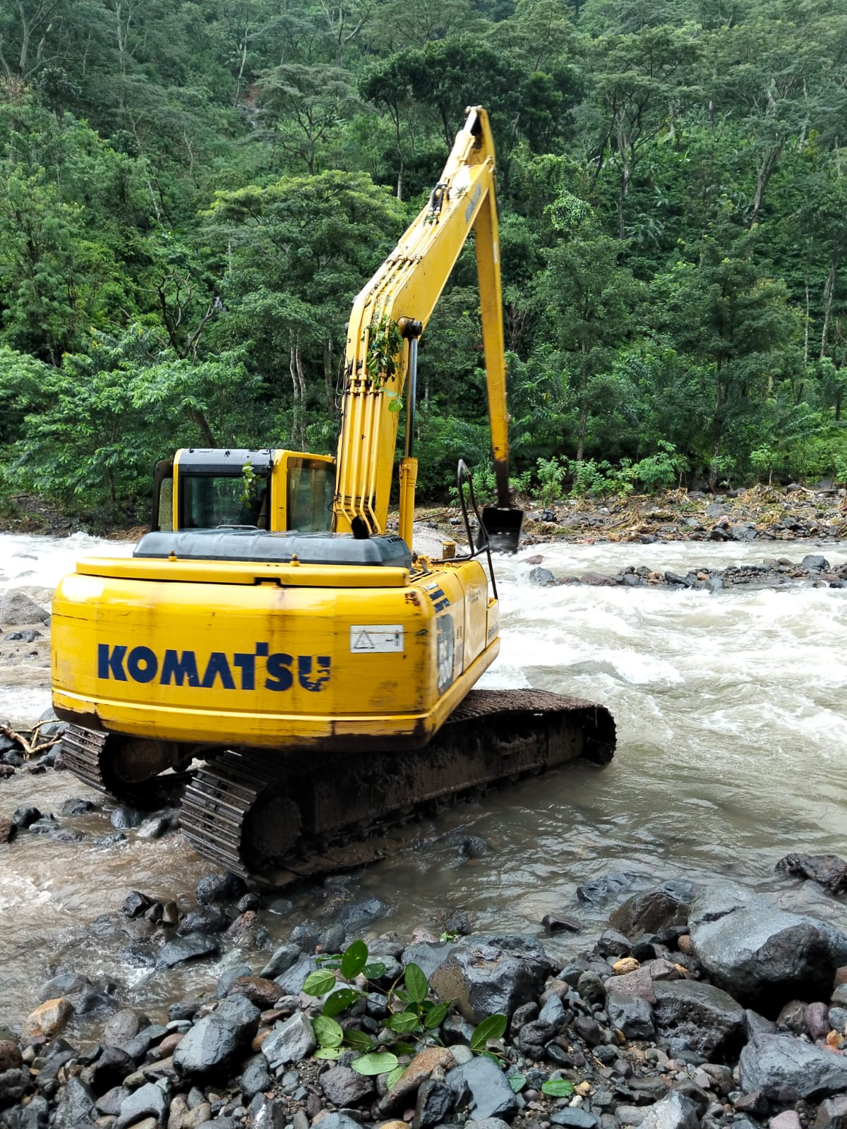 LOSSS: Alat berat nyemplung di Sungai Gelis Tempur untuk membuka akses jalan darurat.
