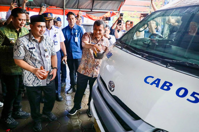 Gubernur Ahmad Luthfi bersama Wagup Taj Yasin meresmikan bus Damri di Karimunjawa, Selasa (13/1/2026).
