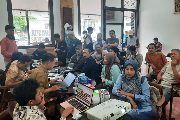 ANTRE: Panitia melayani pendaftar lapak dandangan yang sudah antre di Gedung Dekranasda kemarin.