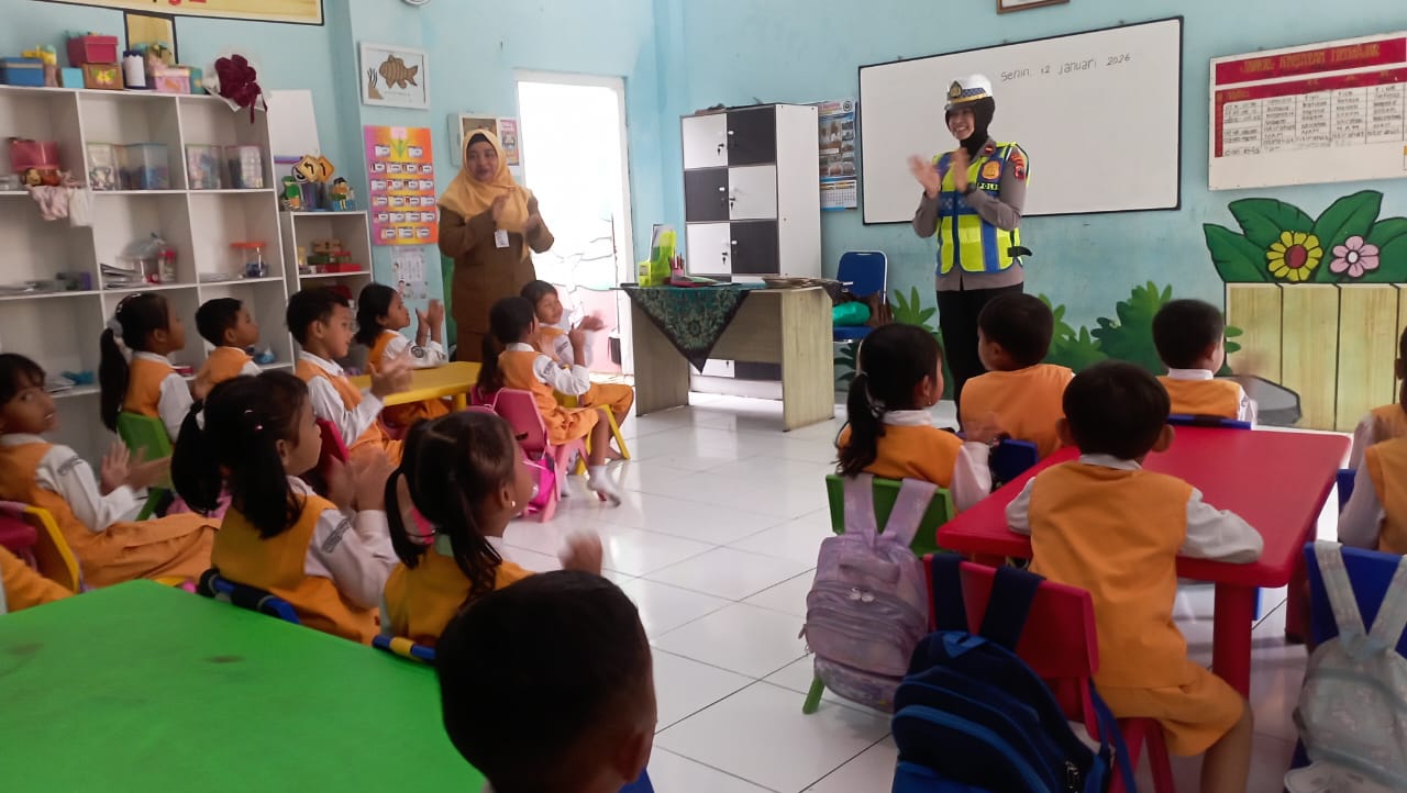 SAHABAT ANAK: Satlantas Grobogan saat melakukan sosialisasi di TK Kemala Bhayangkari 38 Purwodadi.