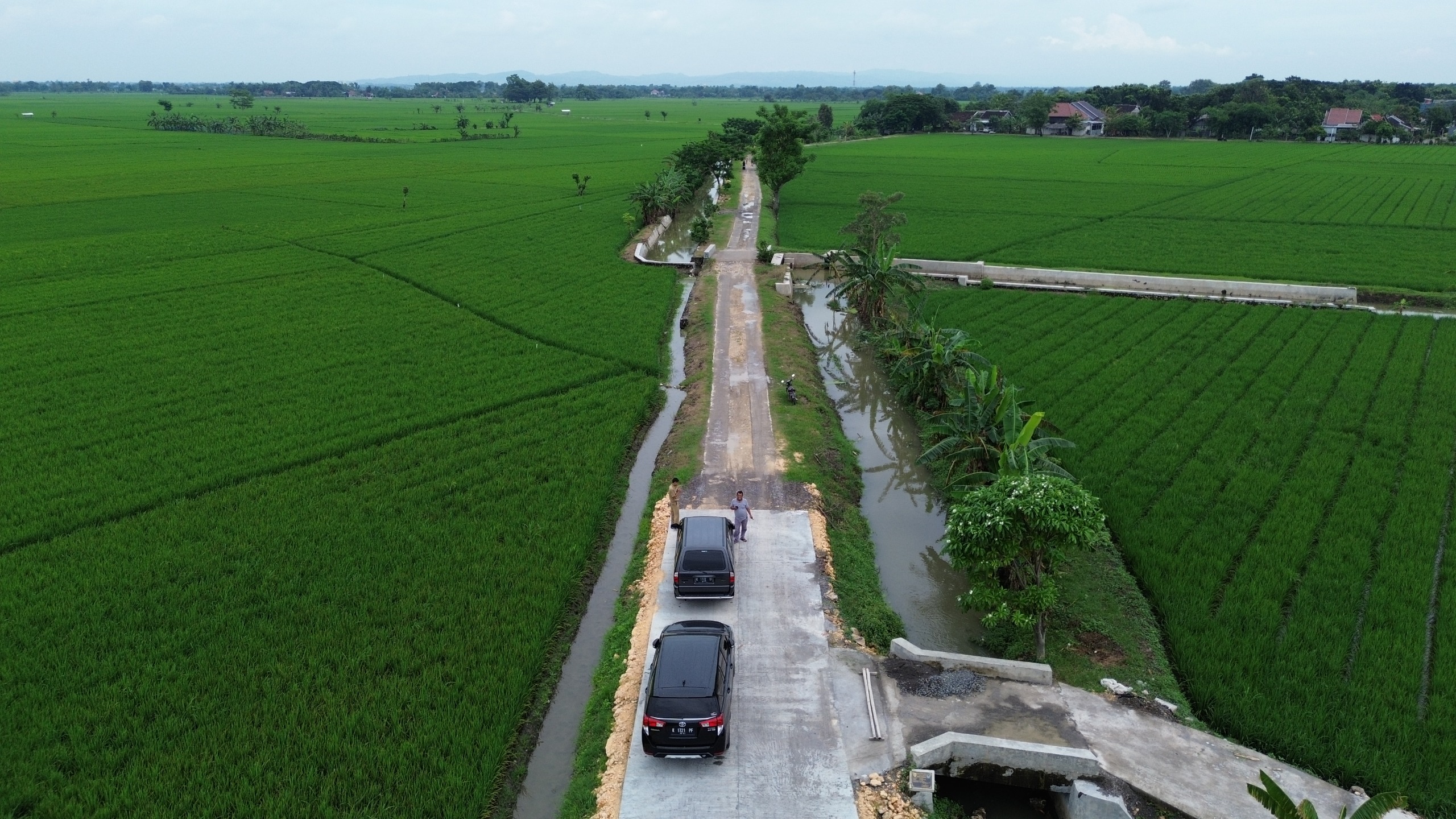 RUSAK: Kondisi ruas Pahesan-Sambung Kecamatan Godong yang mulai diperbaiki.