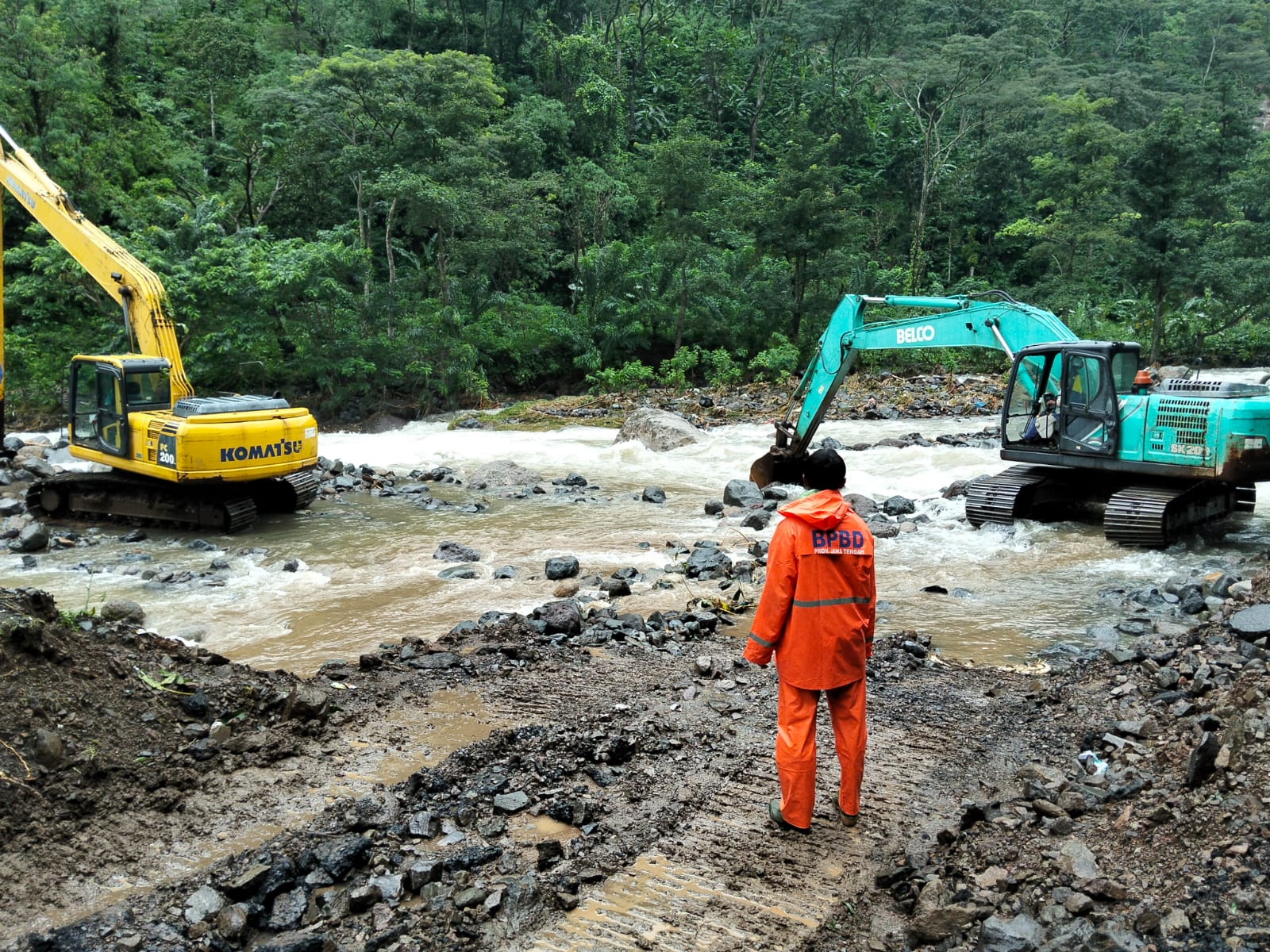 KEBUT: Ekskavator kelas 20 ton tengah berupaya mengalihkan arus Sungai Gelis di daerah Kaliombo menuju Desa Tempur, pada Rabu (14/1).