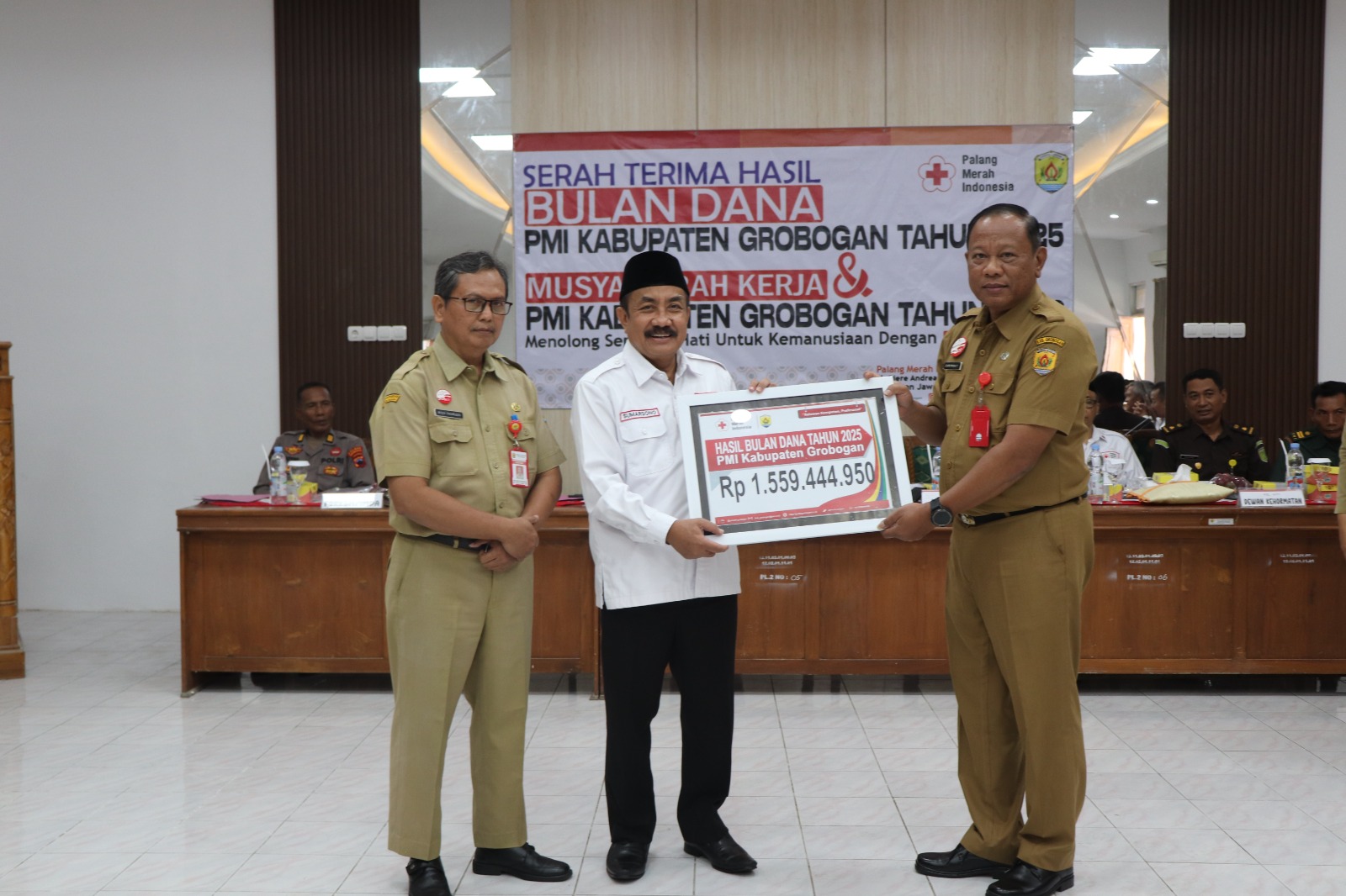 DISERAHKAN: Sekretaris Grobogan Daru Wisakti saat menyerahkan hasil Bulan Dana 2026 ke Ketua PMI Grobogan.