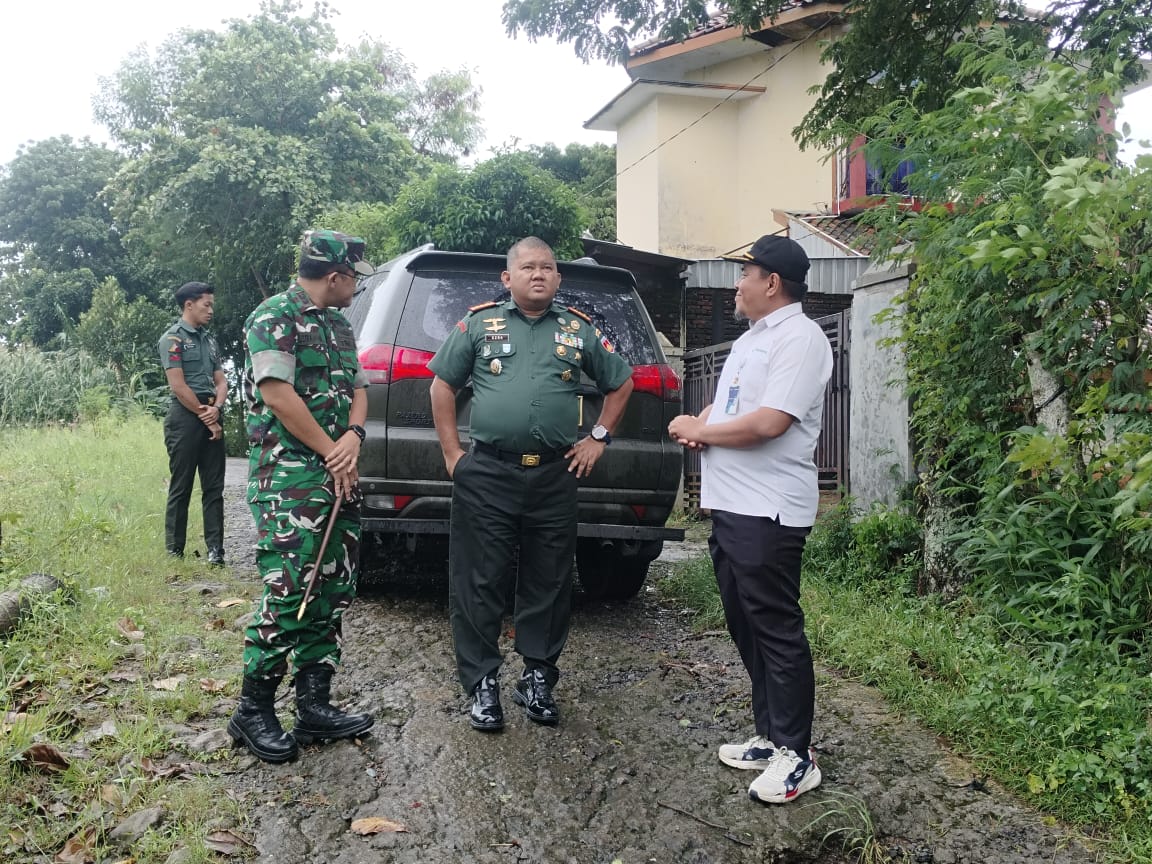 KETAHANAN:  Danrem 073/Makutarama Kolonel Arm Ezra Nathanael (tengah) meninjau langsung lokasi Marshalling Area Brigif TP di Kudus.
