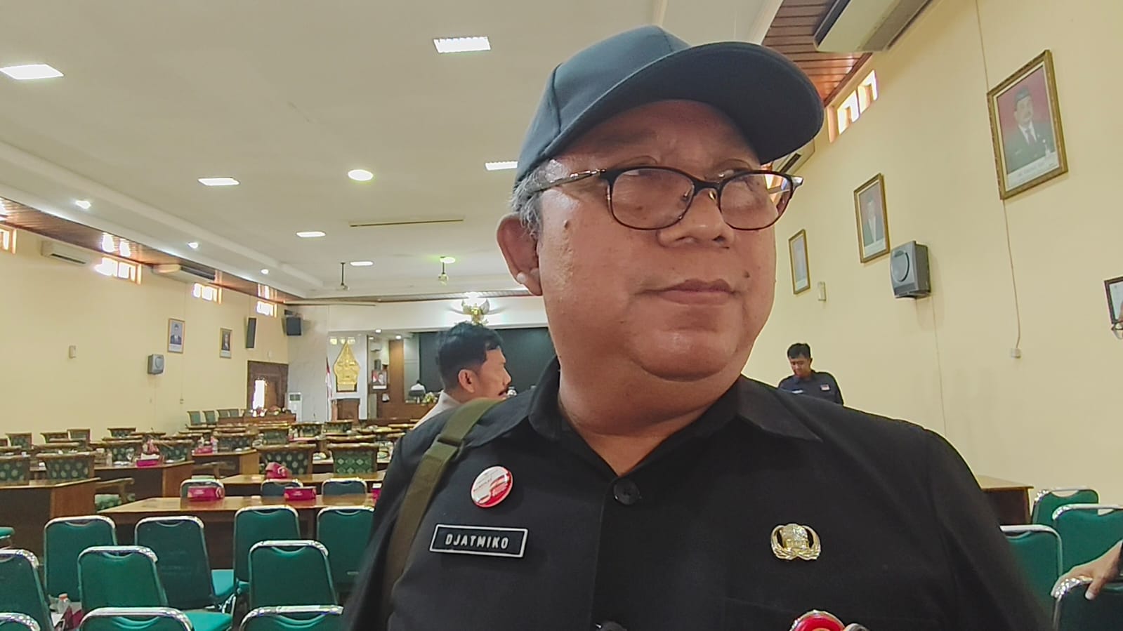 BERIKAN KETERANGAN - Kepala Dinas Kesehatan Grobogan Djatmiko memberikan keterangan tentang pasien korban keracunan MBG di Grobogan kepada media usai rapat paripurna di DPRD Grobogan.