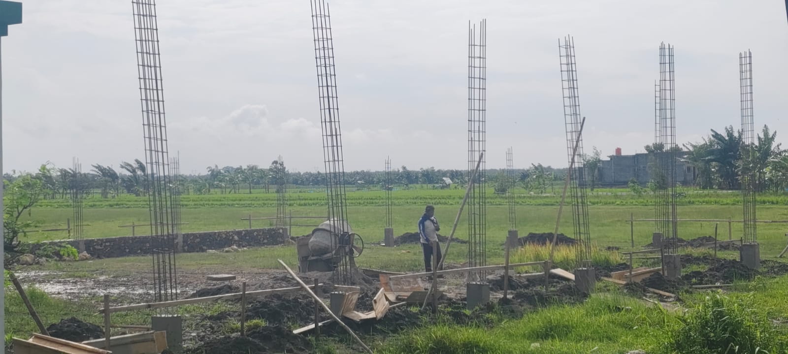 DIHENTIKAN &ndash; Pembangunan Koperasi Desa Merah Putih di lapangan Desa Kedungrejo, Kecamatan Purwodadi setelah mendapatkan protes dari warga Desa setempat.