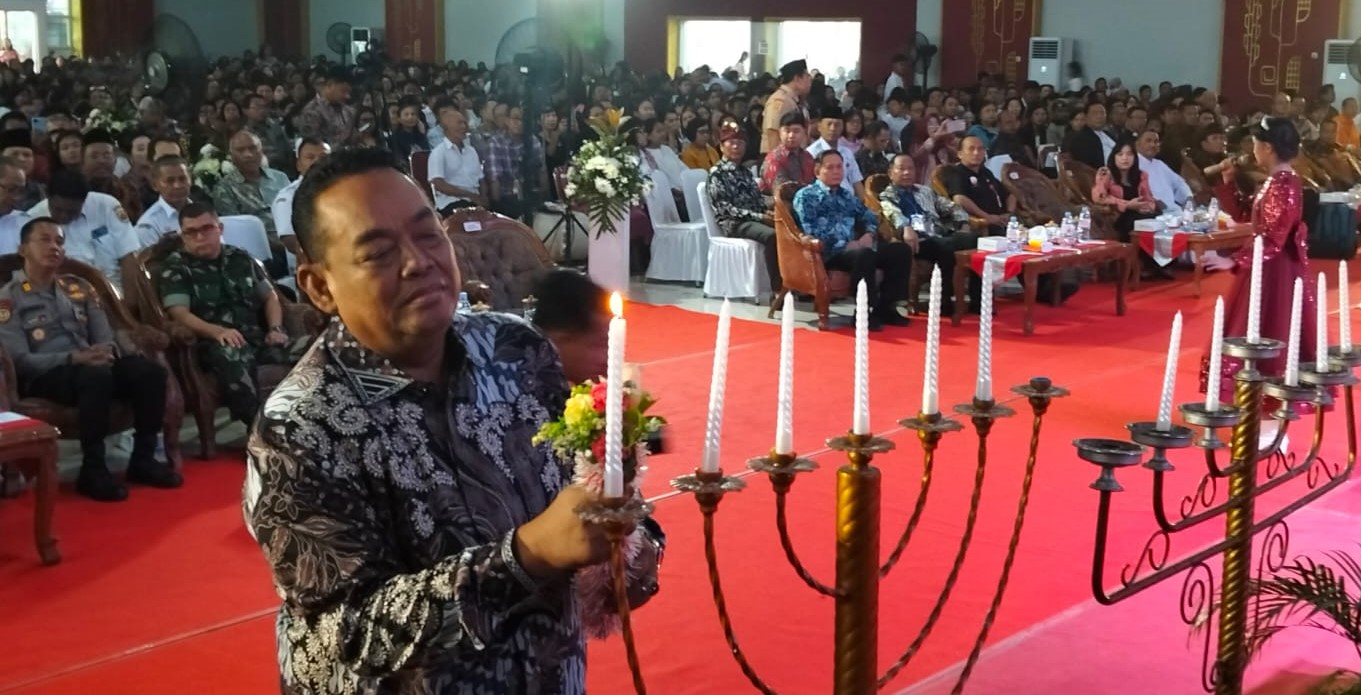 NYALAKAN LILIN &ndash; Bupati Grobogan Setyo Hadi menyalakan lilin dalam peringatan Natal Bersama di Gedung Dewi Sri Danyang Purwodadi, Rabu (14/1)