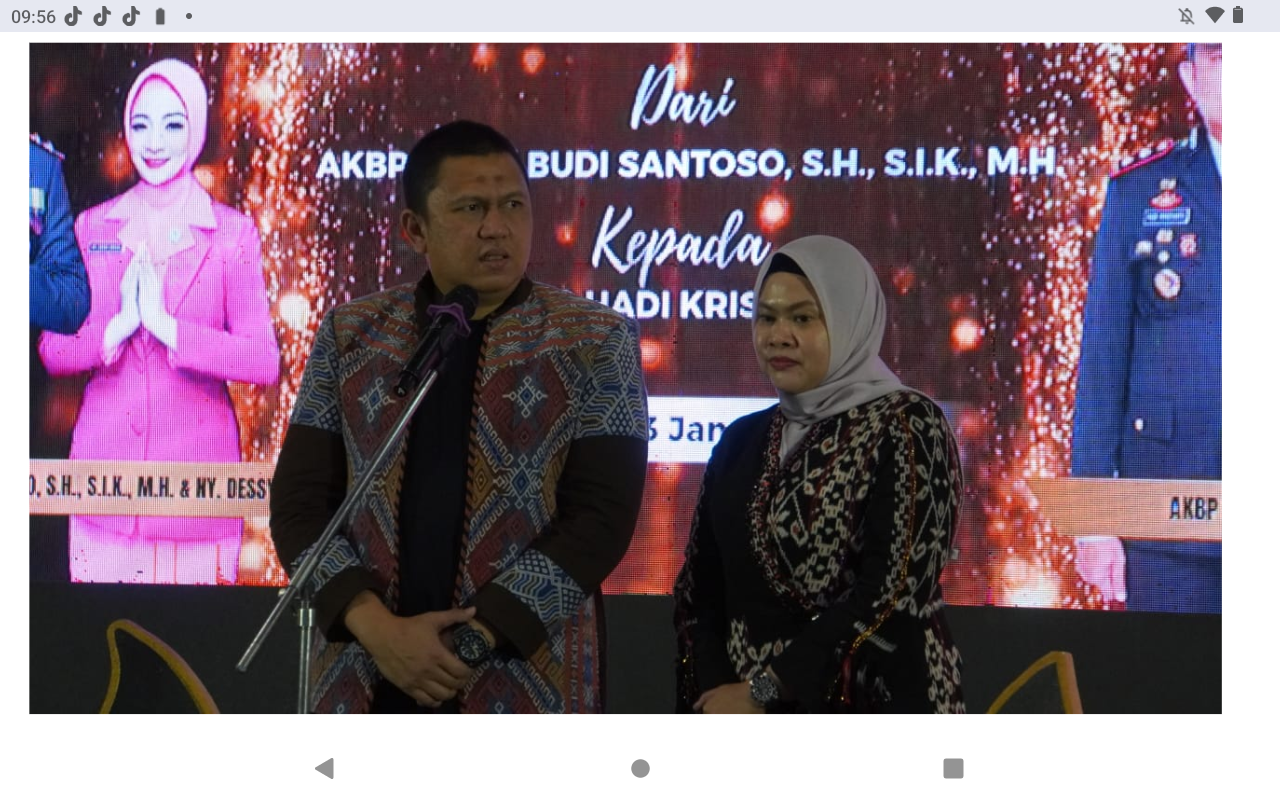 SELAMAT DATANG: AKBP Hadi Kristanto didampingi istri saat lepas sambut Kapolres Jepara di Pendapa RA Kartini Jepara.