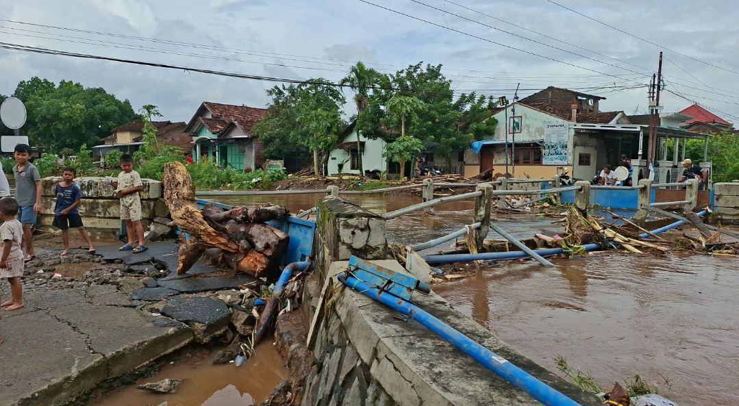 HANCUR: Kondisi Jembatan 10 Kesambi usai jebolnya penahan air, Rabu (14/1). (ANDIKA TRISNA SAPUTRA/RADAR KUDUS)