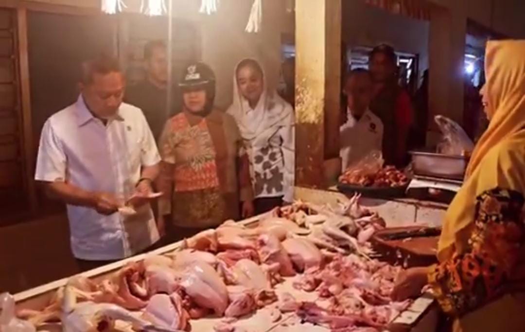 Menteri Koordinator Bidang Pangan Zulkifli Hasan melakukan kunjungan kerja ke Pasar Bandarjo, Ungaran, Kabupaten Semarang, Jawa Tengah