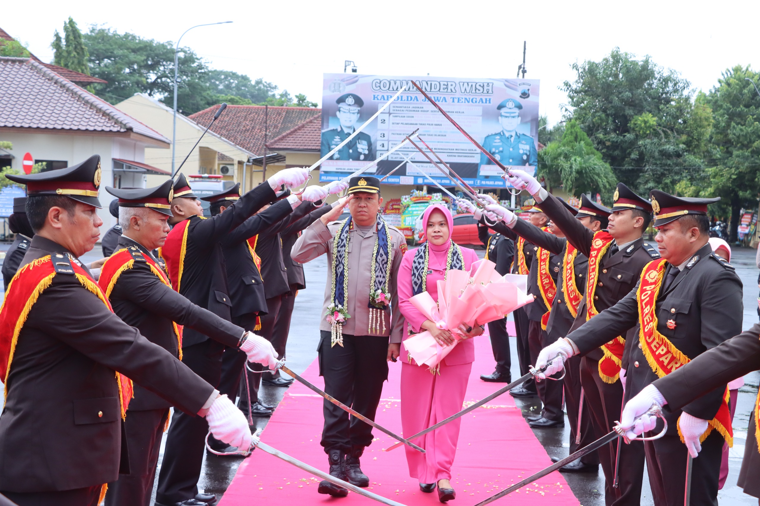 HARI PERTAMA: AKBP Hadi Kristanto resmi menjabat Kapolres Jepara, prosesi pisah sambut digelar dengan Tradisi Pedang Pora di Mapolres Jepara.