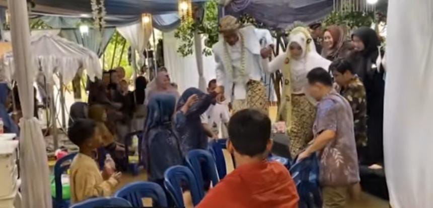 Pasangan pengantin ini tetap gelar pernikahan di tengah banjir