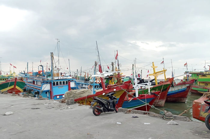 BERSANDAR: Potret kapal kecil bersandar di dermaga pelabuhan Tasikagung, Rembang.