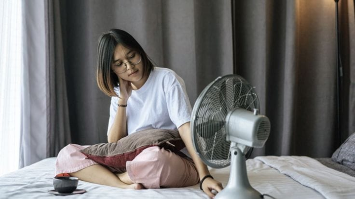 Ilustrasi tidur menggunakan kipas angin