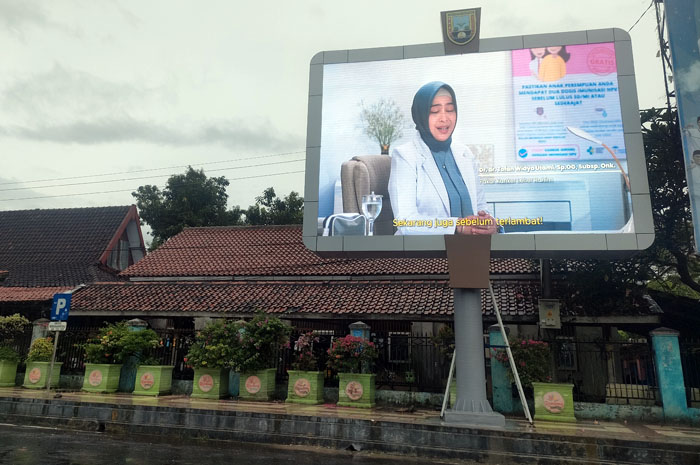 NORMAL KEMBALI: Potret videotron di alun-alun Rembang sudah kembali normal, sebelumnya ada sorotan alami kerusakan dan langsung ditindaklanjuti perbaikan, kemarin.