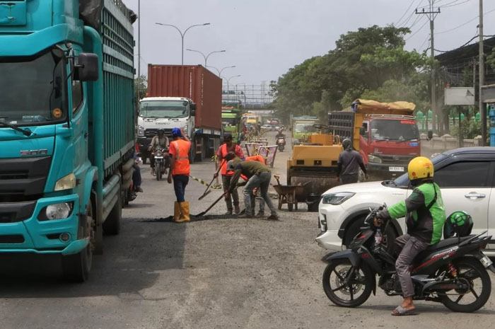 Pekerja proyek peninggian Jalan Raya Kaligawe Semarang