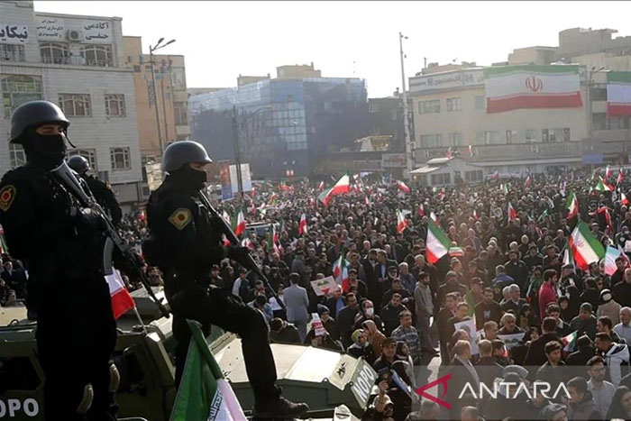 Massa berdemonstrasi dan meneriakkan slogan anti Amerika dan Israel di Lapangan Enghelab, Teheran, Iran, 12 Januari 2026.