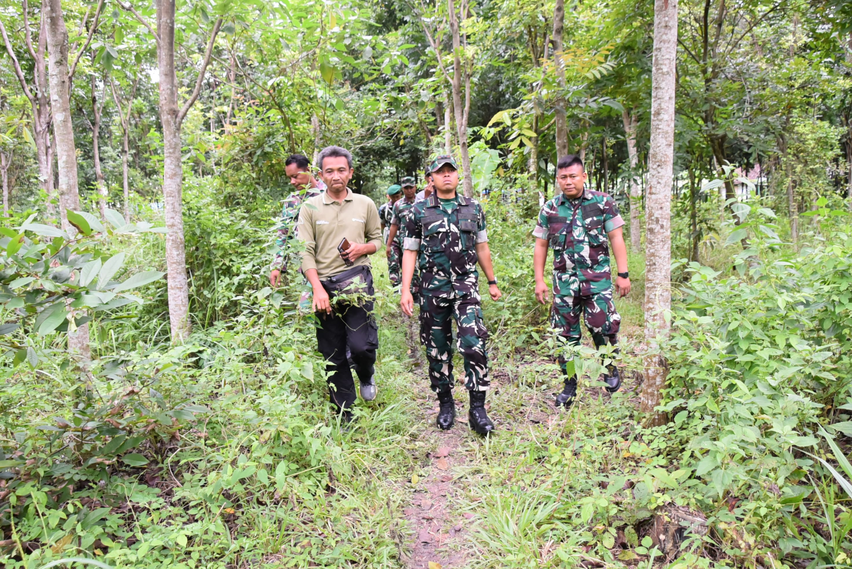 MENGECEK: Dandim 0717/Letkol Inf Wefri Sandiyanto saat meninjau bakal lokasi Brigif TP di Desa Monggot Kecamatan Geyer.