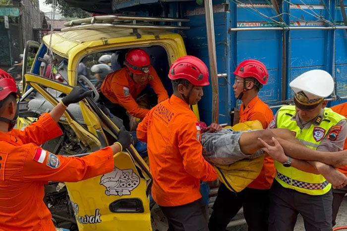 Tim SAR Basarnas melakukan evakuasi korban kecelakaan sopir truk di Randugarut Mangkang Semarang
