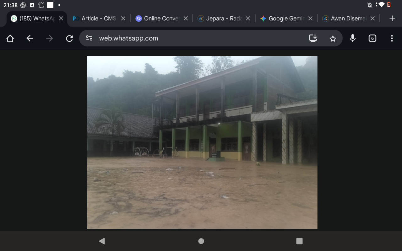 LIWATAN: Kondisi salah madrasah di Desa Sumberrejo saat tergenang banjir, Kamis (15/1).