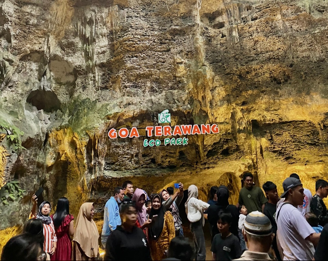 ANTUSIAS: Para wisatawan saat menikmati keindahan Goa Terawang.