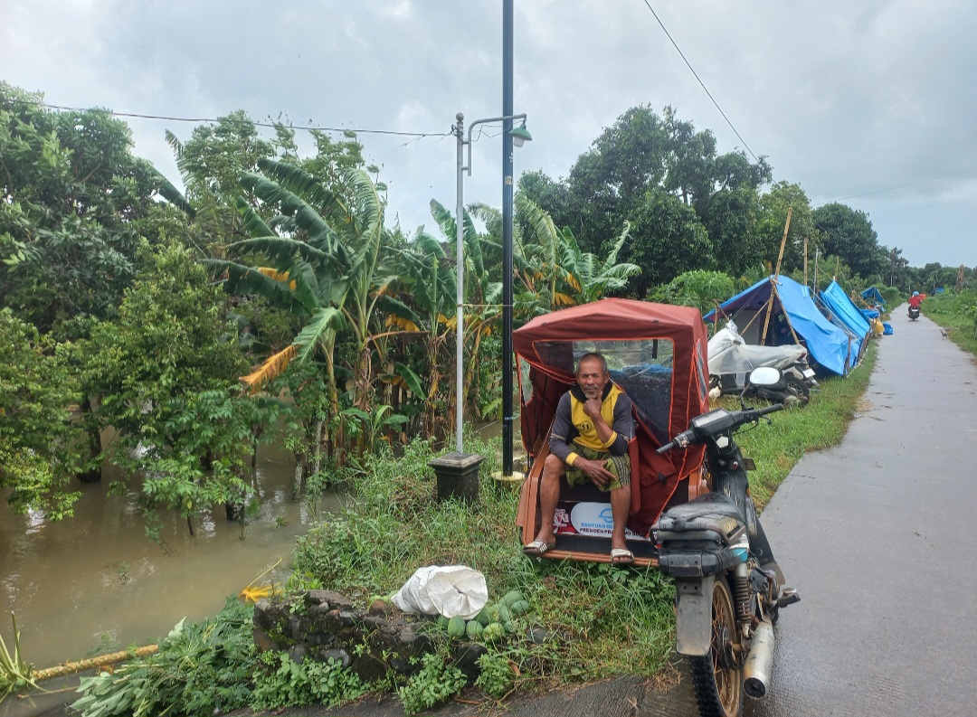 BERTAHAN: Sutrisno, 70, memilih bertahan di tanggul dan tidak mengungsi.