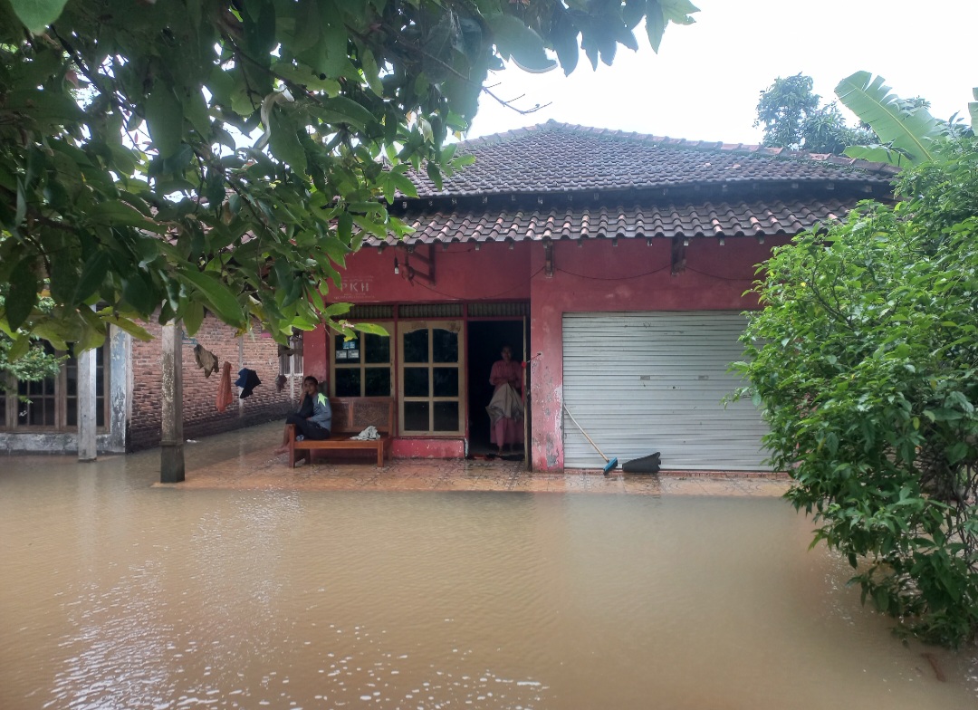 BERTAHAN: Warga Desa Gerdu memilih bertahan di tengah kepungan banjir pada Kamis (15/1).