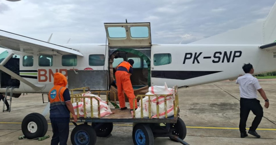 TANGGAP: Petugas tengah melakukan pengangkutan NaCl untuk digunakan sebagai bahan modifikasi cuaca dan meredistribusi hujan pada Kamis (15/1).