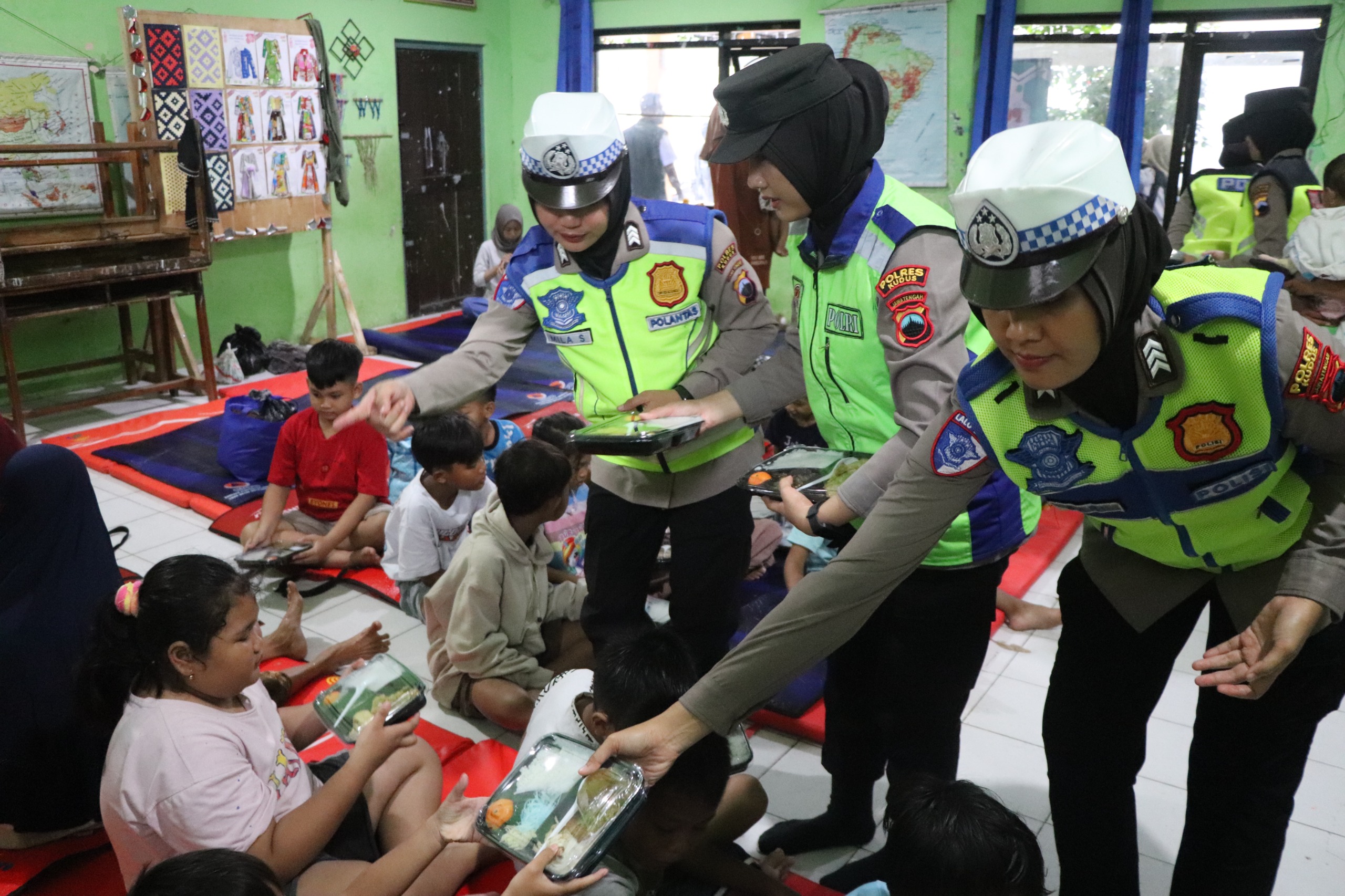 SALING BANTU: Polisi menyalurkan 1.000 paket MBG ke warga Kudus yang terdampak banjir.