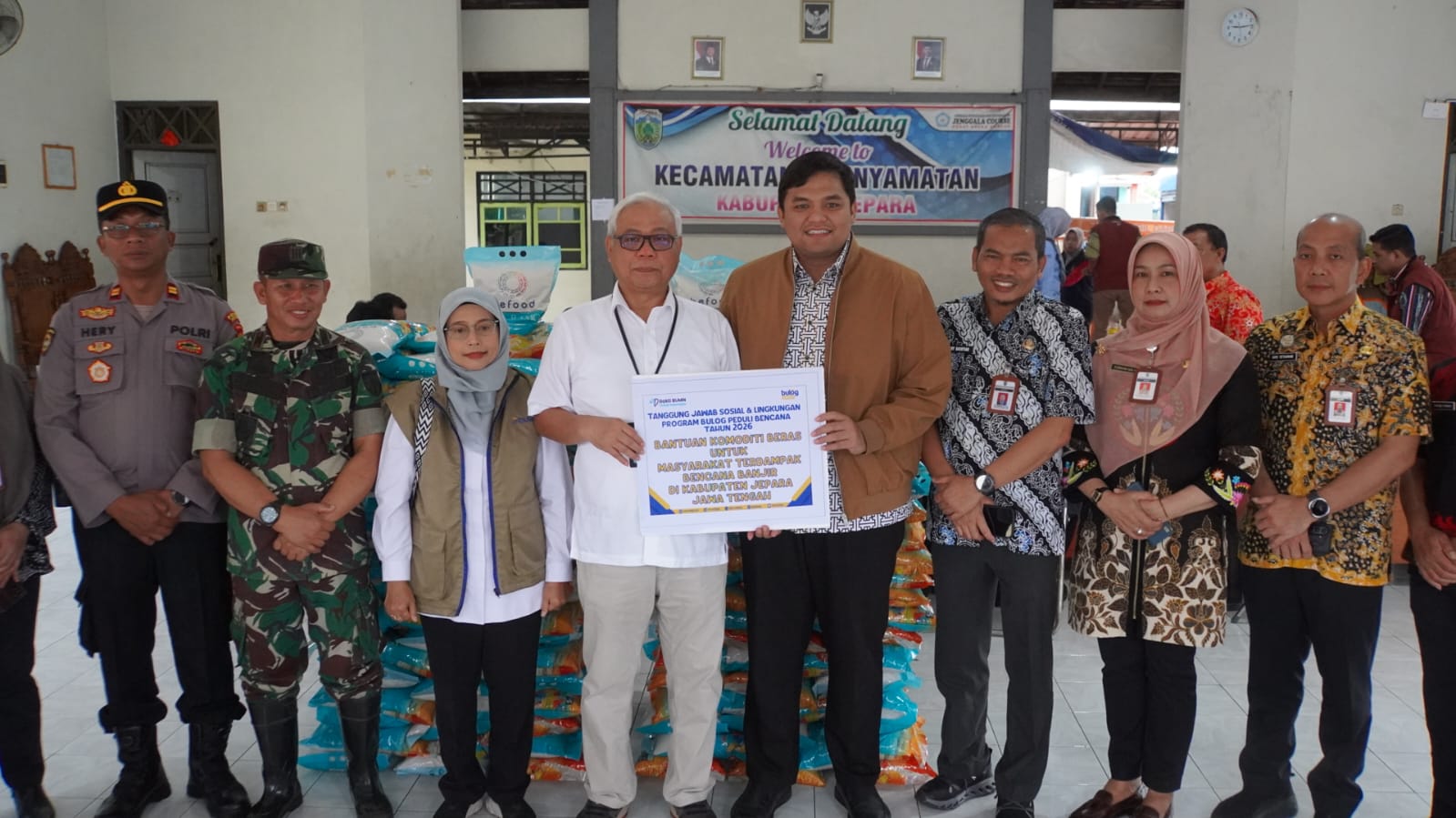 PEDULI: Penyaluran beras untuk dapur umum bencana Jepara.
