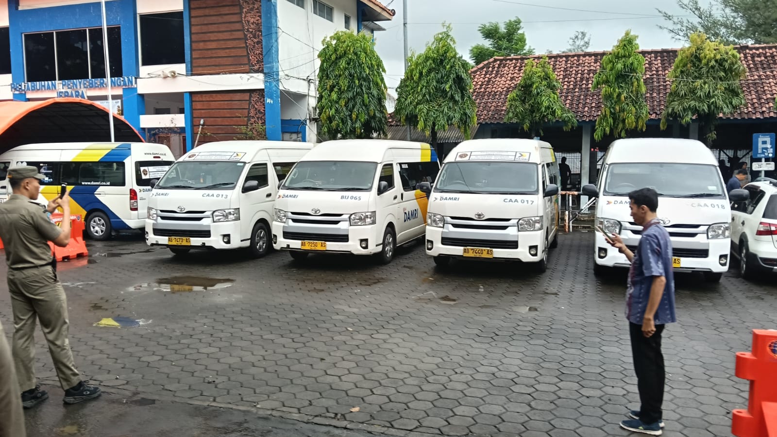 SIAP OPERASI: Lima unit Angkutan Perintis bantuan untuk masyarakat Karimunjawa telah sampai di Pelabuhan Penyeberangan Jepara.