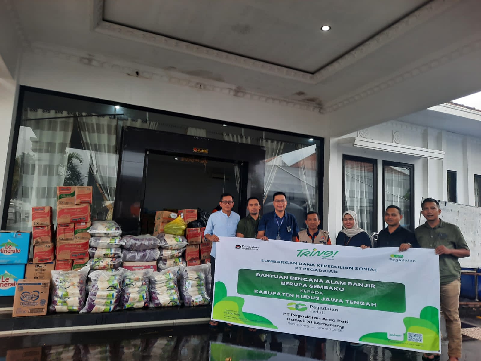 BERIKAN BANTUAN: Pegadaian area Pati menyalurkan bantuan logistik ke kantor BPBD Kudus.