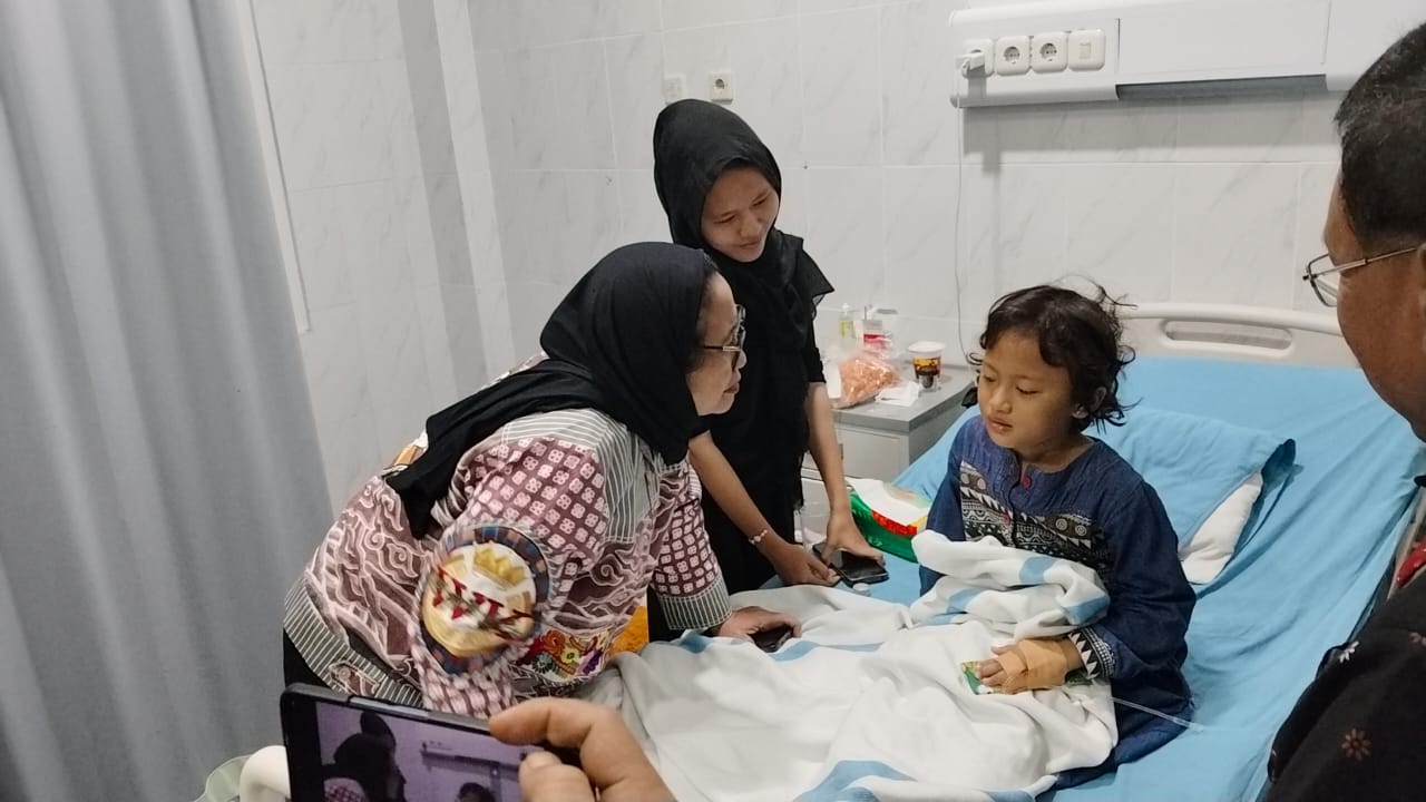 MENJENGUK: Wakil Kepala BGN Nanik Sudaryati Deyang saat menjenguk korban dugaan keracunan MBG di RSUD Ki Ageng Getas Pendowo Gubug, Grobogan.