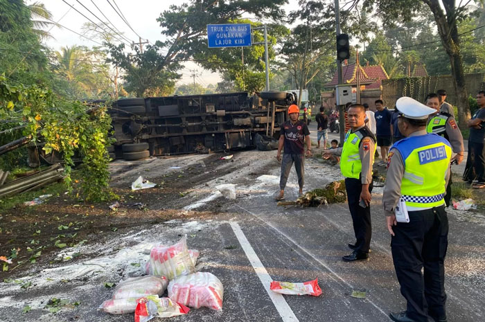Truk Muatan Beras Terguling di JLS Salatiga